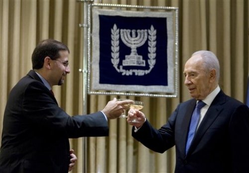 Ambassador Daniel Shapiro with Israeli President Shimon Peres, August 3, 2001.