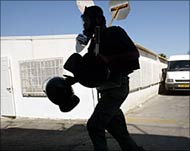 Photo of an Israeli policeman in front of the prison near Ashkelon.